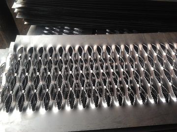 China Pisadas de escalera antis del resbalón del acero de aluminio/galvanizado/inoxidable para el uso de la escalera y del piso proveedor