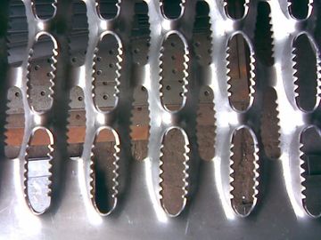 China Placa de metal anti resistente a la corrosión de la resbalón con el agujero de boca del cocodrilo para las plataformas de trabajo proveedor