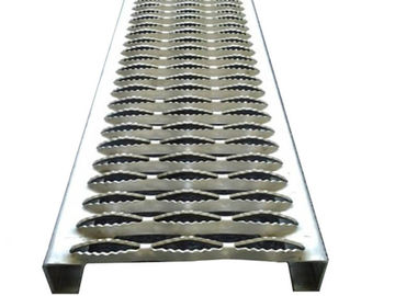 China Hoja de metal anti del resbalón del metal de la prueba del polvo del apretón de Sturt de los peldaños perforados de la escalera para la protección proveedor