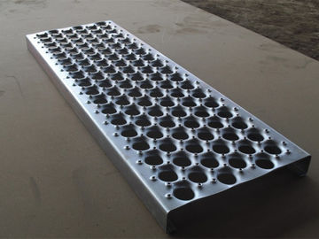 China Piso de rejilla de la calzada de la resbalón del aluminio de la perforación O del apretón de la seguridad segura anti del metal proveedor
