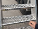 Tablones plateados de metal del apretón del puntal de la seguridad de las pisadas de escalera de la resbalón anti de aluminio y de acero proveedor