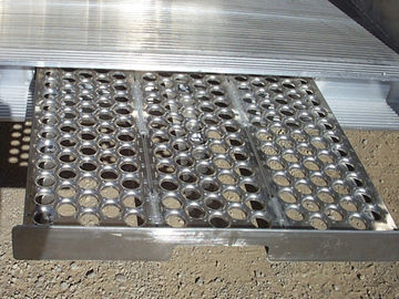 China Hoja de metal perforada del agujero redondo antideslizante, malla de perforación de la malla metálica de la calzada proveedor