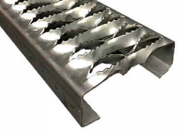 2m m galvanizaron las pisadas de escalera perforadas del metal, reja de la seguridad del puntal del apretón