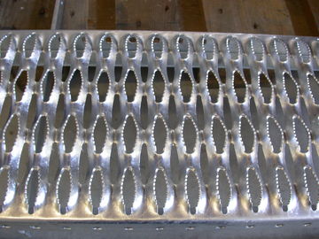 2m m galvanizaron las pisadas de escalera perforadas del metal, reja de la seguridad del puntal del apretón